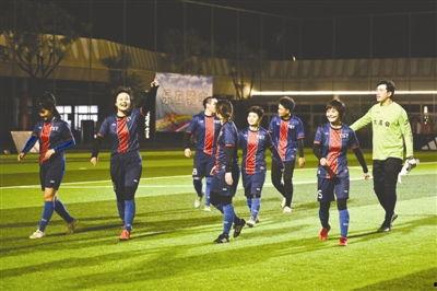 踢球的她们,她们用踢球诠释青春活力